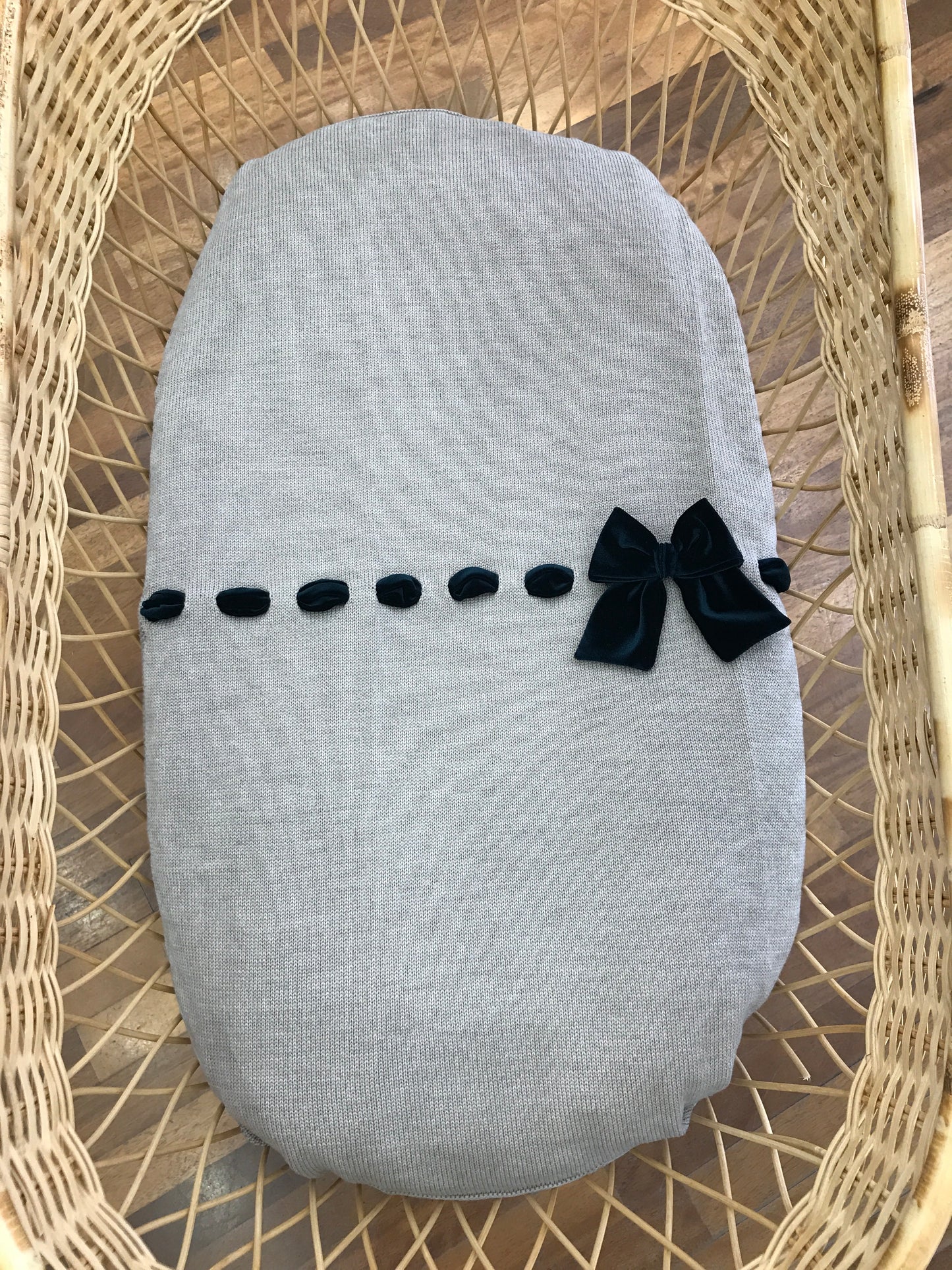 Coperta Baby Lord in lana tortora con passanastro e fiocco in velluto verde