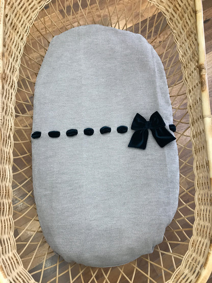Coperta Baby Lord in lana tortora con passanastro e fiocco in velluto verde