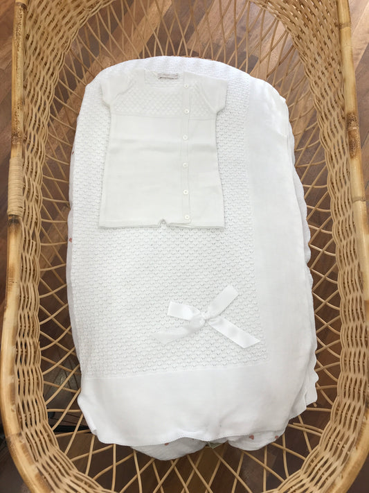 Coordinato nascita PCS in filo bianco con lavorazione a maglia a e fiocco sulla coperta