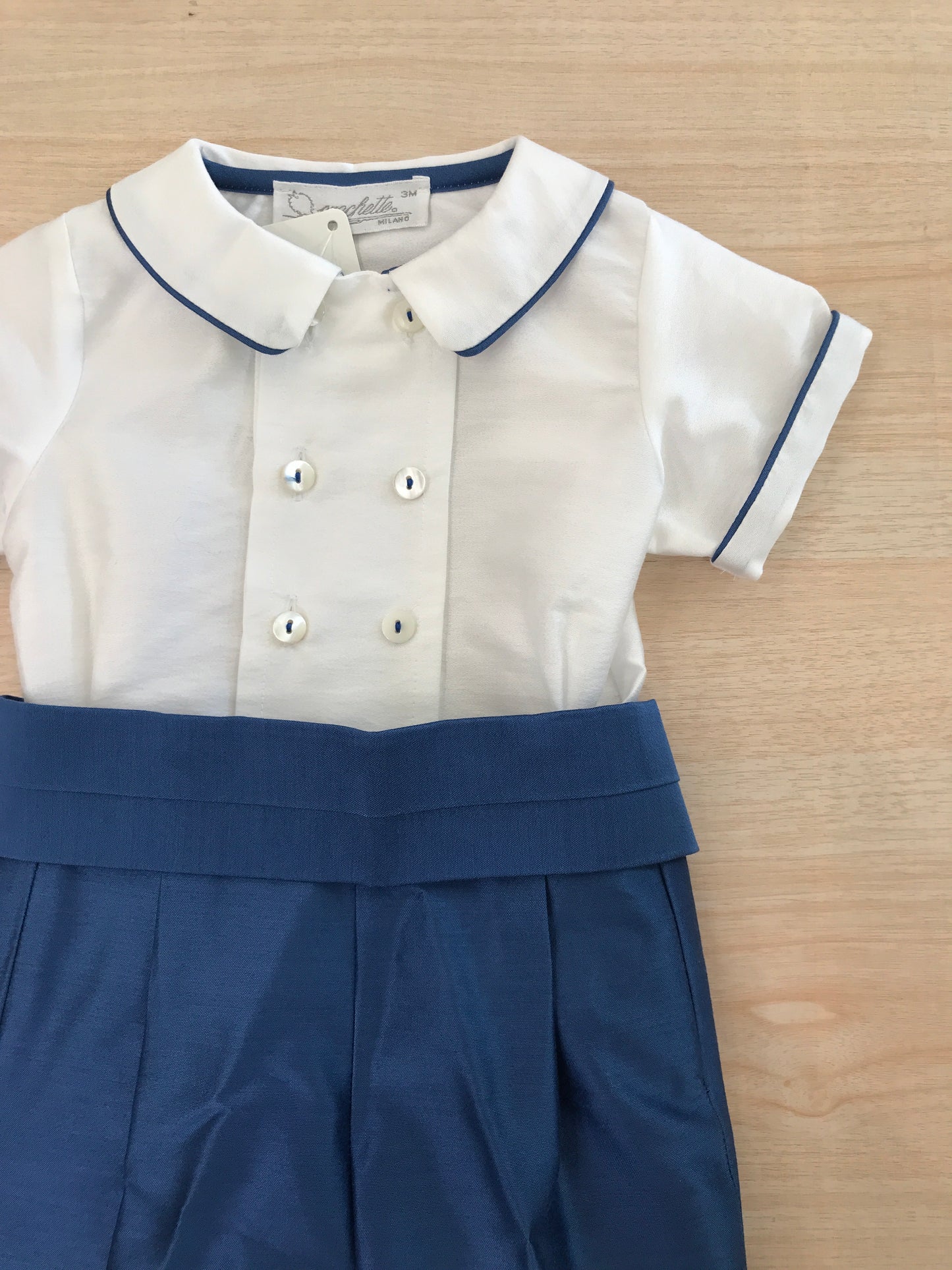Completo Crochette in cotone camicia bianca rifinita in bluette con bottoncini sul davanti con pantalone all'inglese con fascia in vita