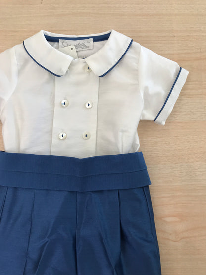 Completo Crochette in cotone camicia bianca rifinita in bluette con bottoncini sul davanti con pantalone all'inglese con fascia in vita