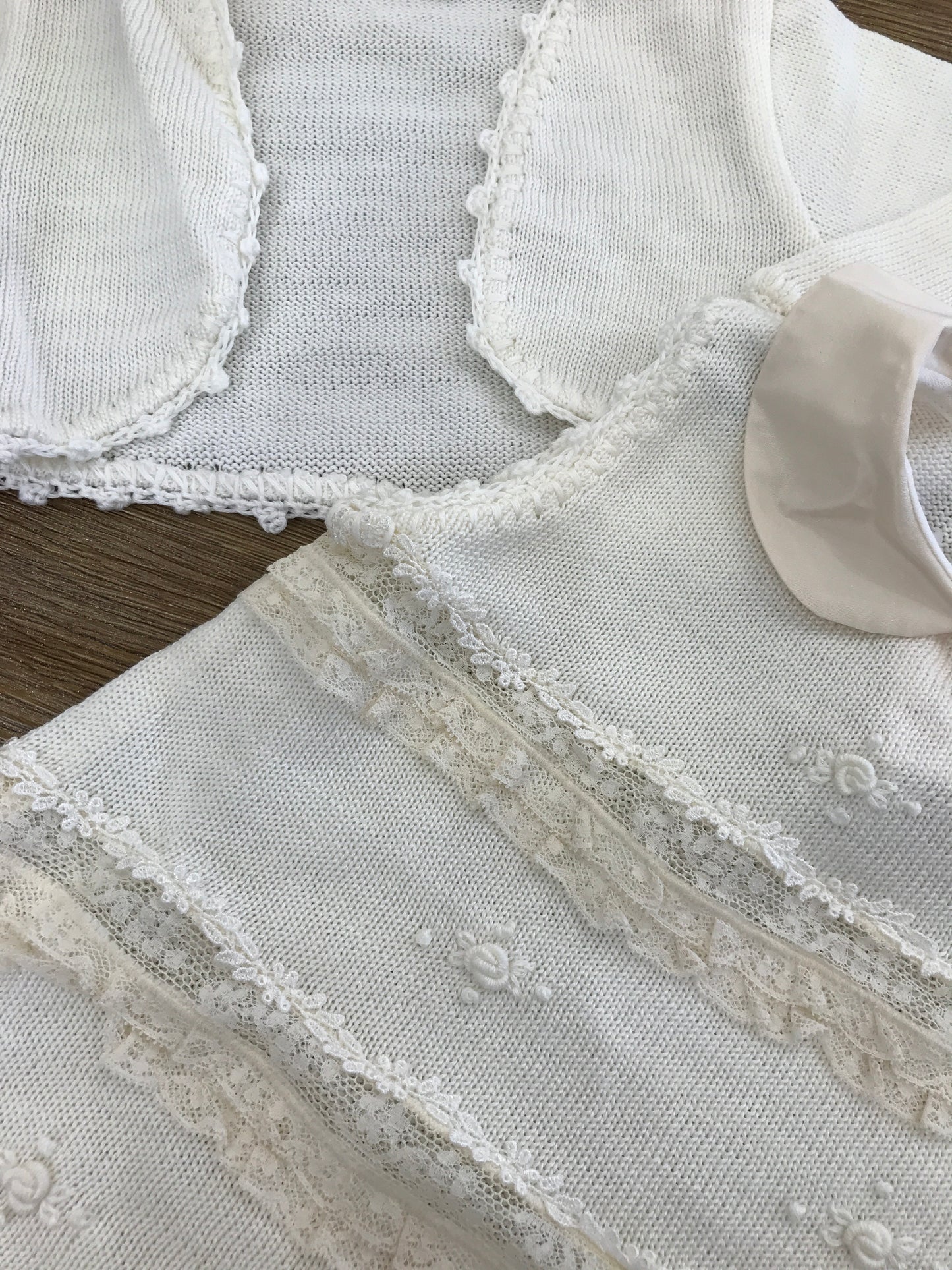Abito Ladia in filo smanicato con applicazione di valancienne e coprispalle coordinato