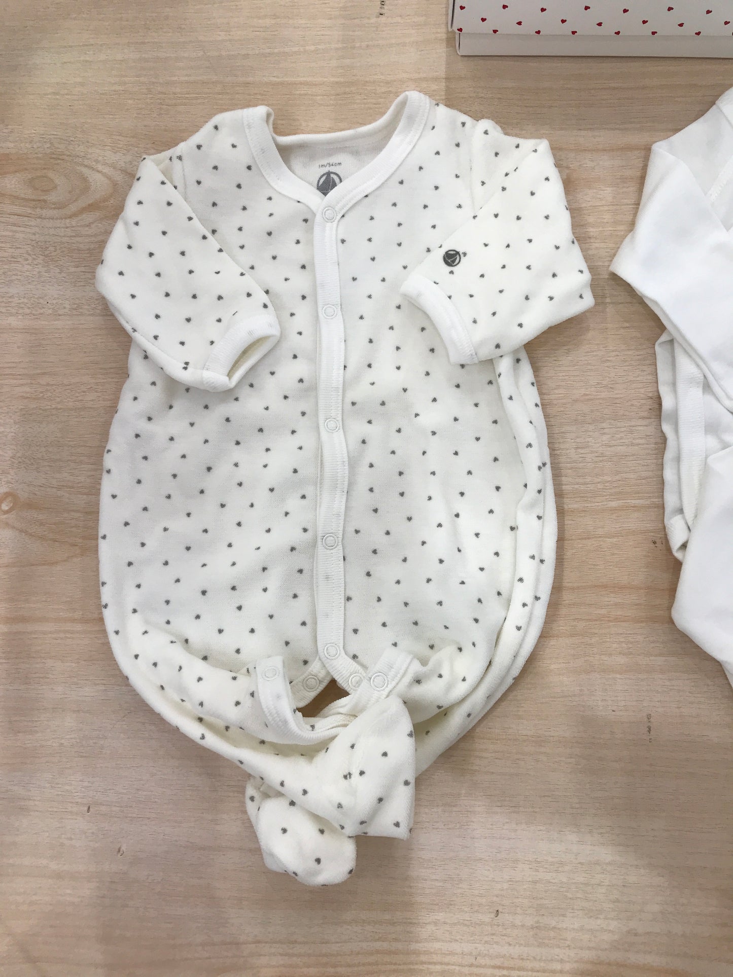 Set Petit Bateau in ciniglia bianco tutina con piccoli cuoricini grigi e due body antipanico manica lunga