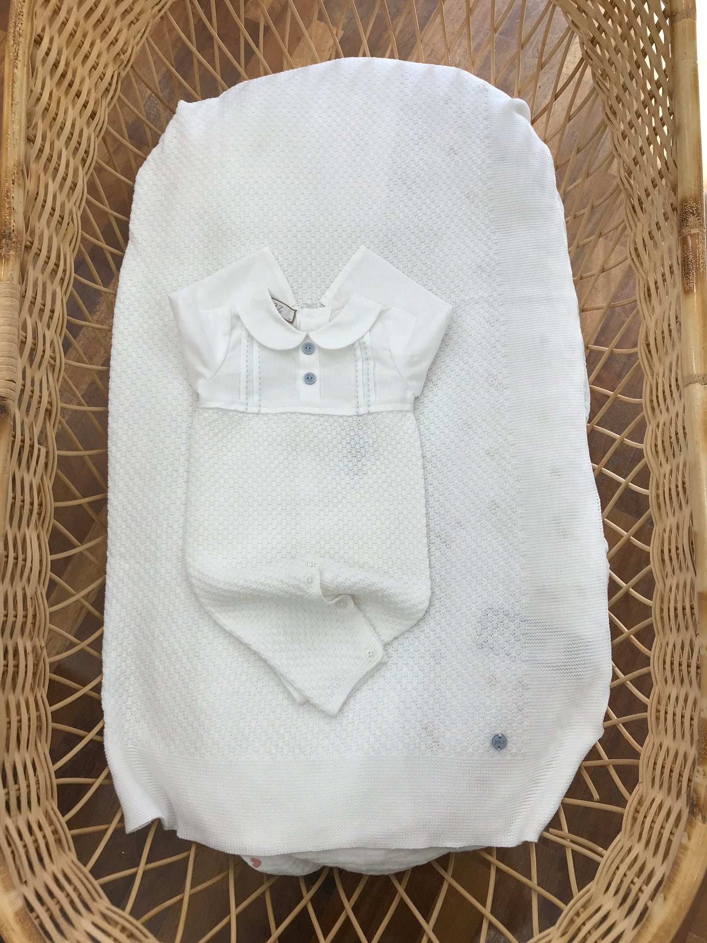 Coordinato nascita Paz Rodriguez in filo bianco coperta con lavorazione a maglia tutina intera con il sopra in lino manica lunga