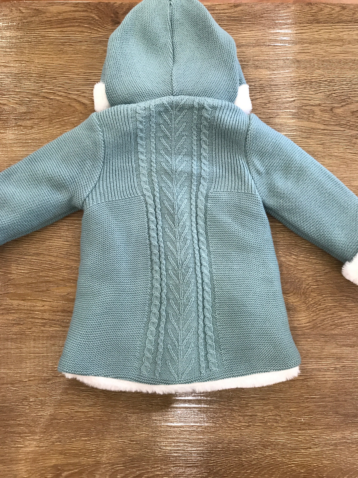 Cappotto PCS verde con fiocchetti e trecce con cappuccio e pelliccia interna