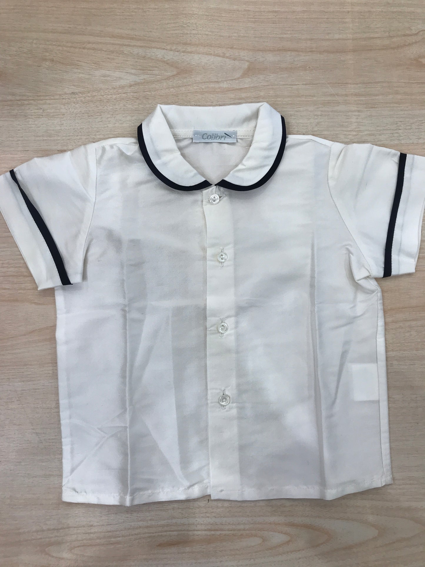 Camicia Colibrì in saten avorio mezza manica con rifiniture blu scuro con colletto tondo