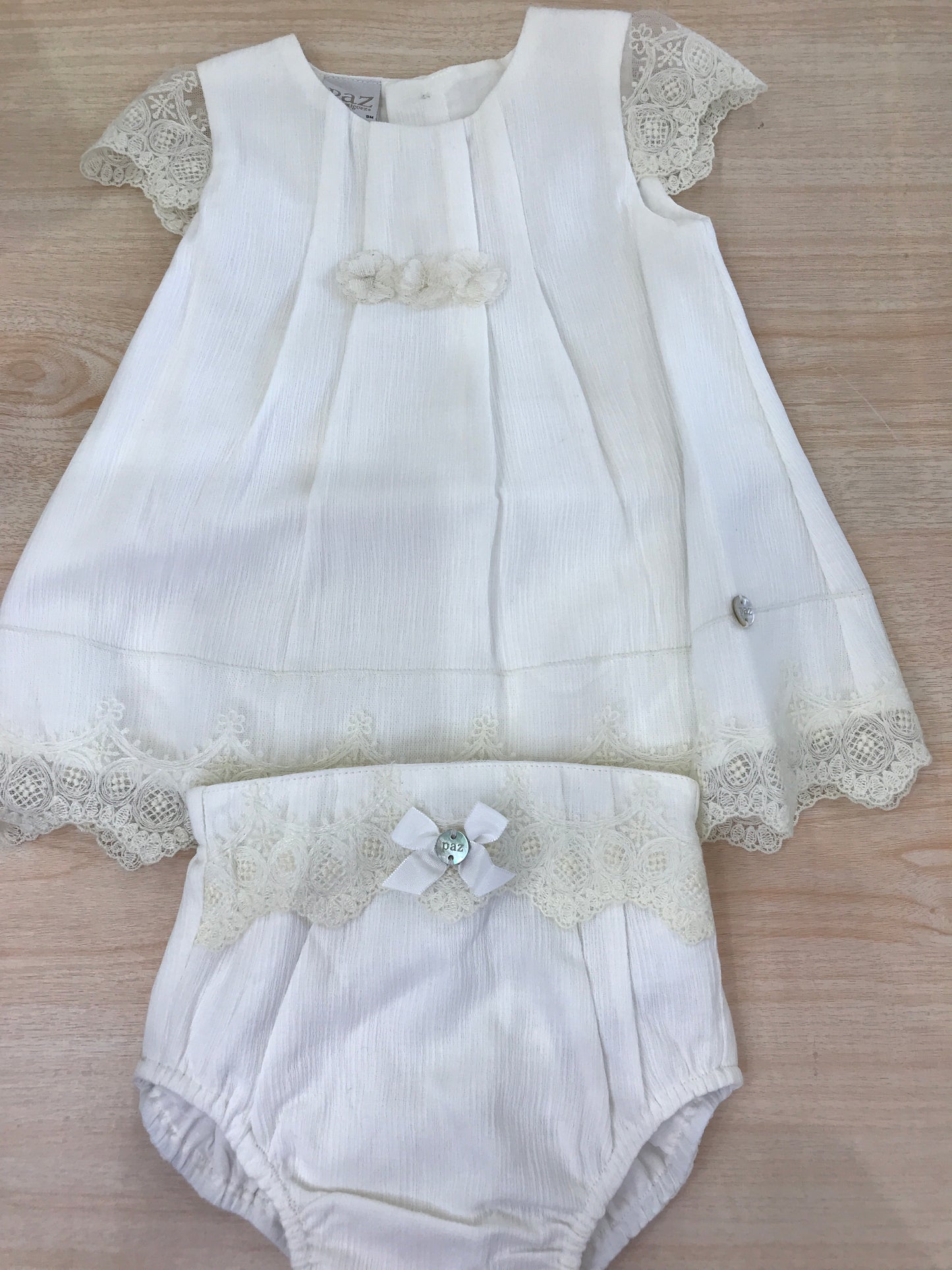 Completo Paz Rodriguez in cotone abitino smanicato con rusche in pizzo fiori al centro e culotte con stesse applicazioni