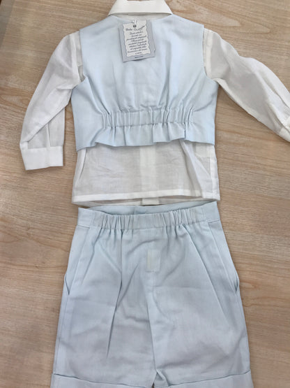 Completo Piccola Giuggiola in cotone bermuda e gilet celesti con camicia bianca e cravatta in pizzo