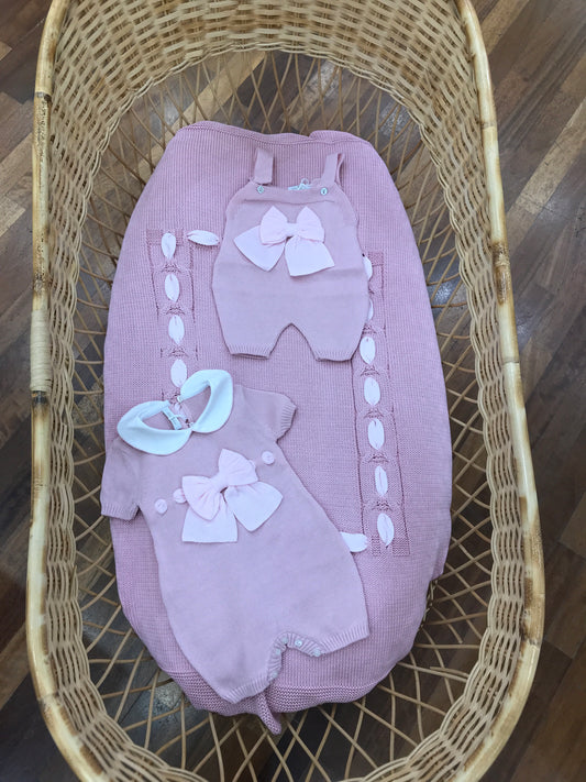 Coordinato Baby Lord in filo rosa antico con passanastro rosa e fiocchi rosa