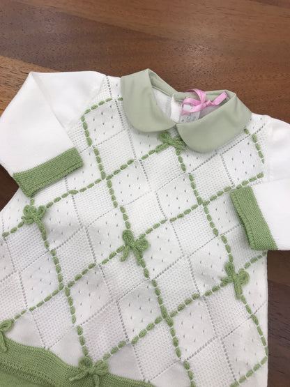 Tutina Colori Chiari in filo di cotone due pezzi in verde e bianco con motivo a rombi e fiocchetti ricamati