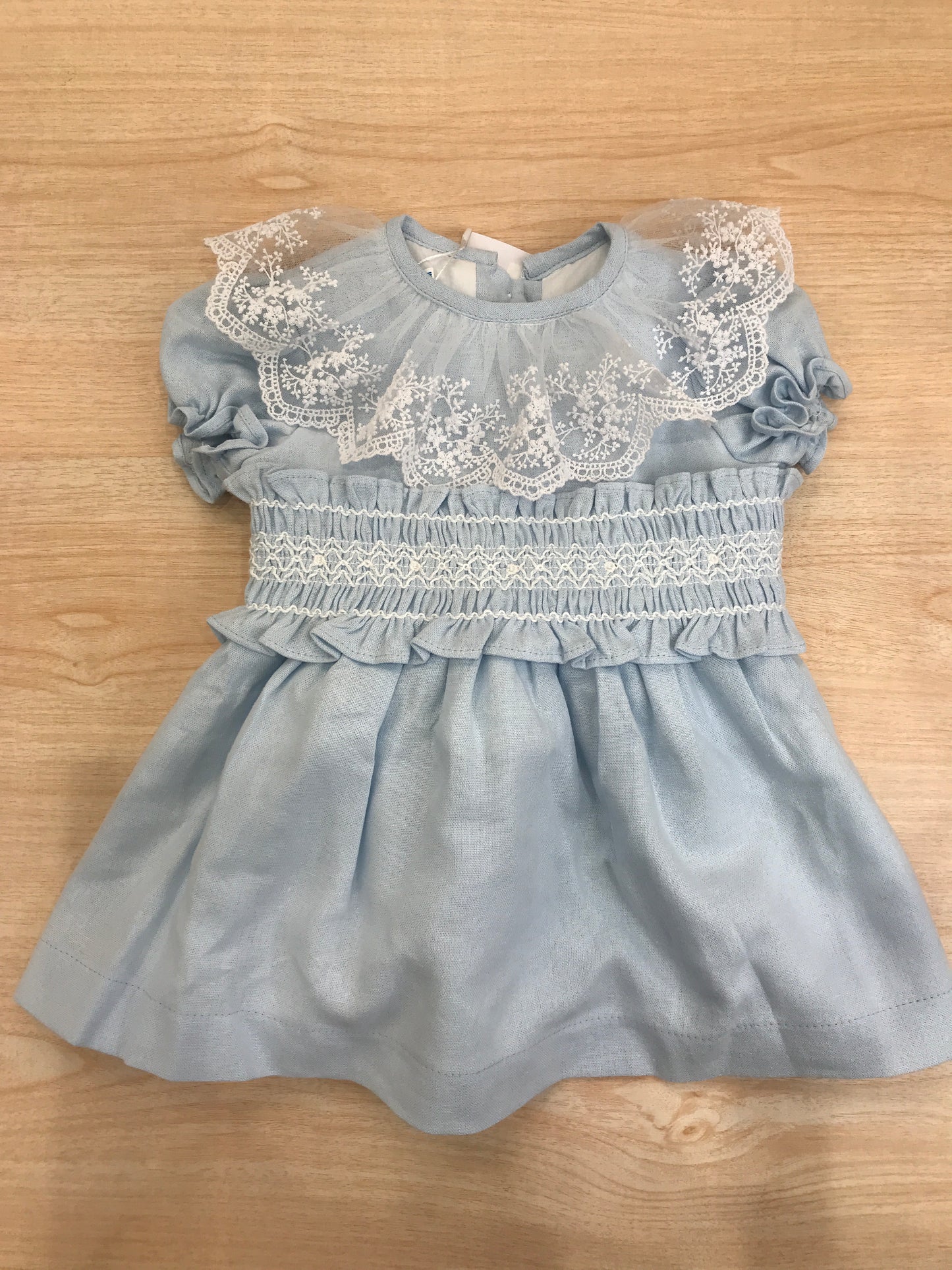 Abito Fofettes in cotone mezza manica a sbuffo con collo rifinito da una balza in tulle rifinita da pizzo e fascia smerlata lavorata sul davanti chiusa sul retro con fioccone