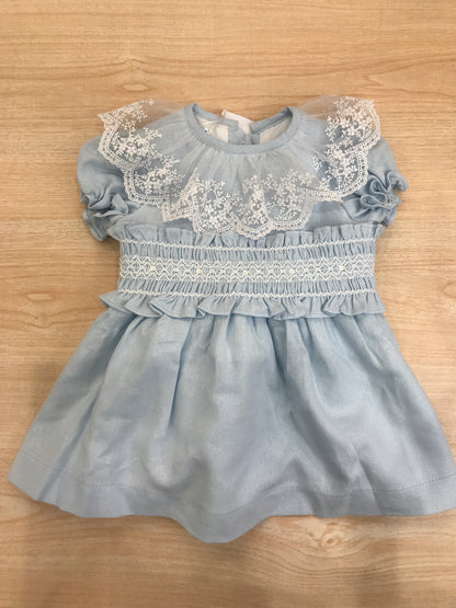Abito Fofettes in cotone mezza manica a sbuffo con collo rifinito da una balza in tulle rifinita da pizzo e fascia smerlata lavorata sul davanti chiusa sul retro con fioccone