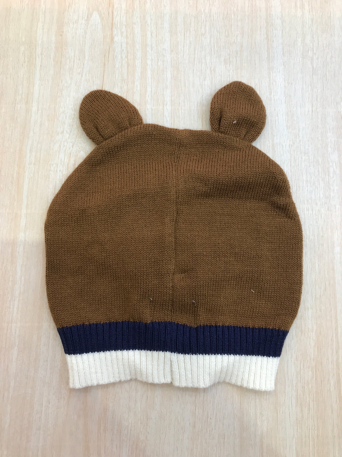 Cappello Nanan in filo marrone con orsetto ricamato e orecchie