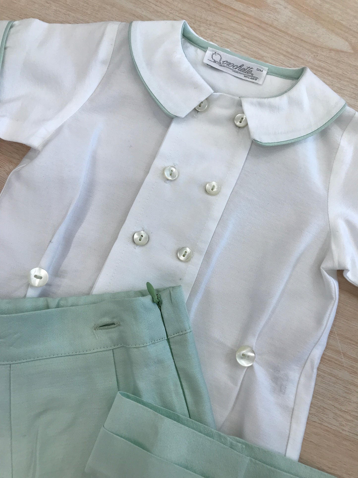 Completo Crochette camicia mezza manica con profilo verde acqua come il pantalone e fascia con pieghe in vita