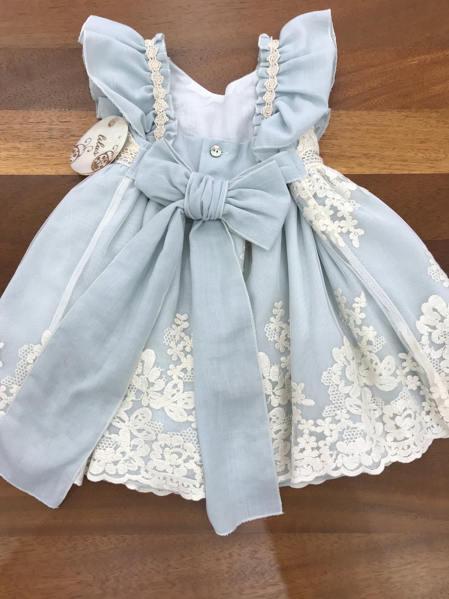 Abito Lilus in cotone smanicato con rusche lavorazione di pizzo su spalline e corpetto gonnellone lavorato da pizzo sul retro elegante fiocco