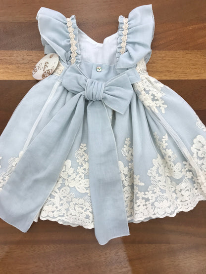 Abito Lilus in cotone smanicato con rusche lavorazione di pizzo su spalline e corpetto gonnellone lavorato da pizzo sul retro elegante fiocco