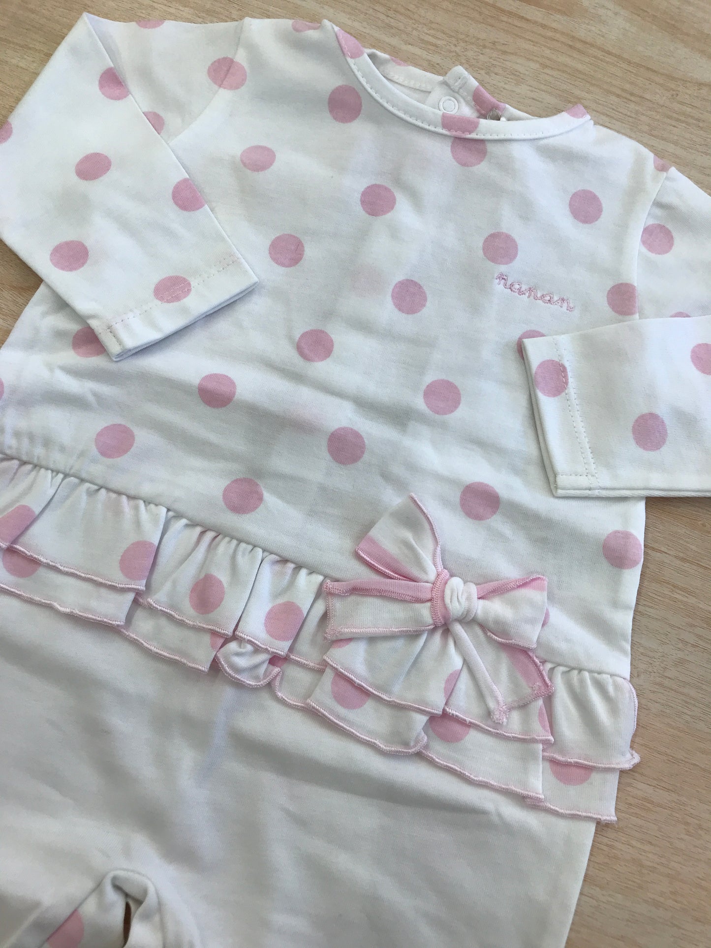 Tutina Nanan in cotone manica lunga gamba lunga a pois rosa con rusche e fiocchetto
