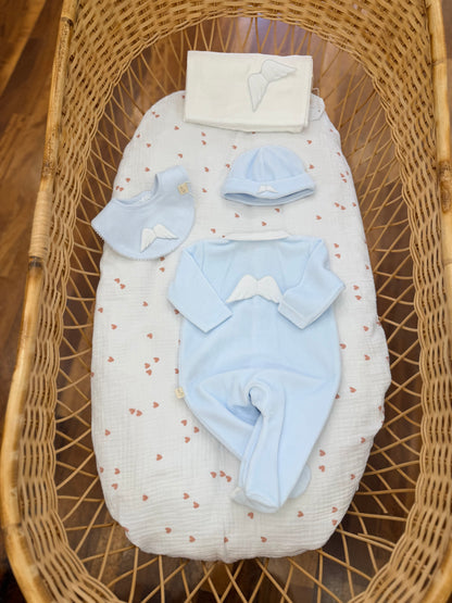 Coordinato nascita Baby Gi in ciniglia celeste con ali bianche