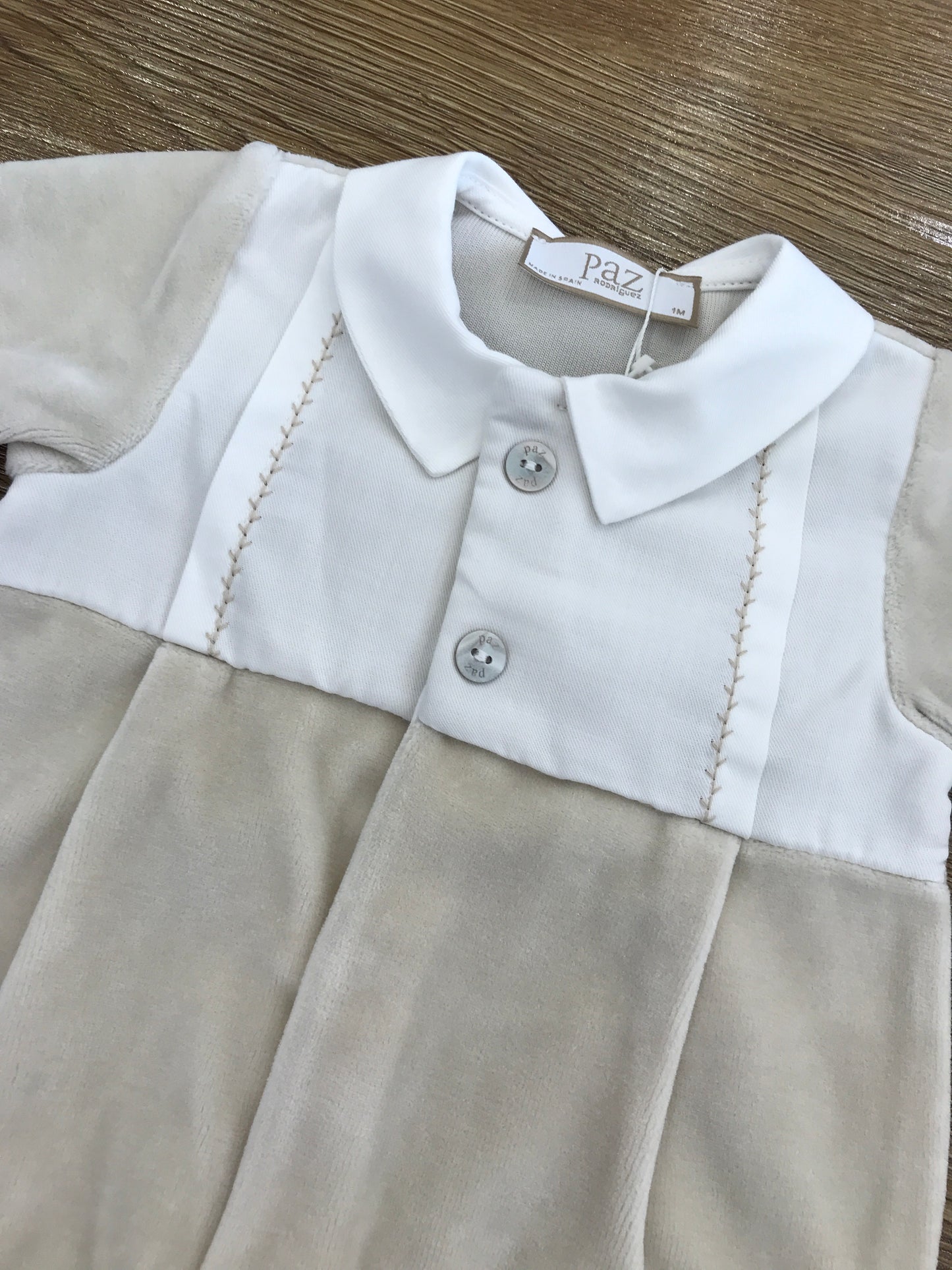 Tutina Paz Rodriguez intera in ciniglia beige con corpetto decorato da finta camicia con ricami