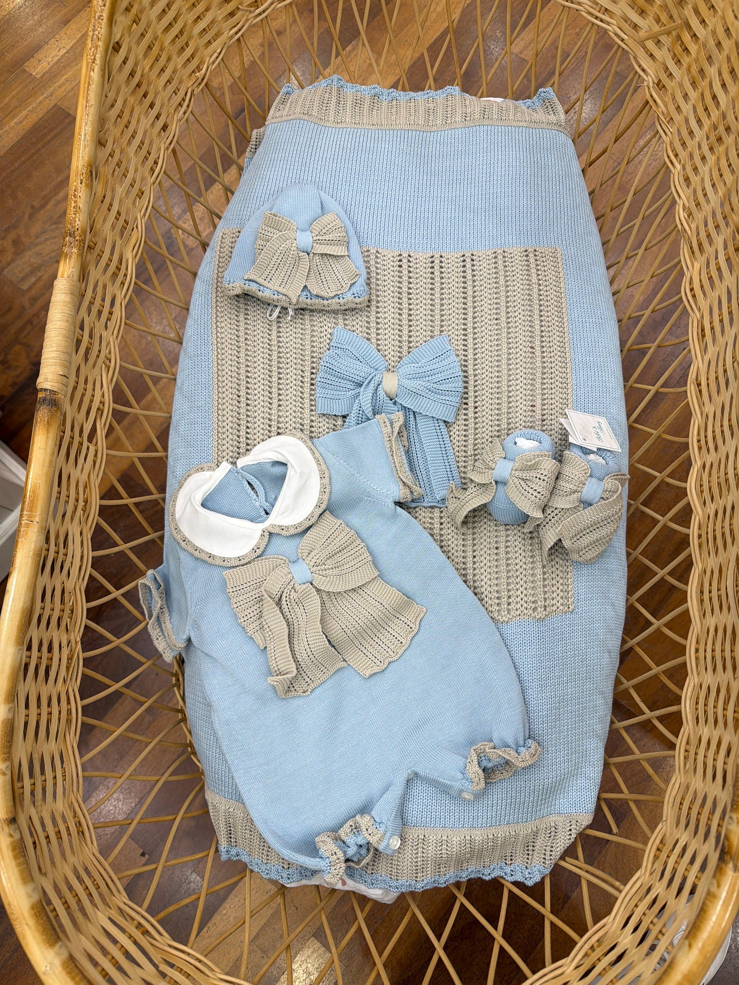 Coordinato nascita Bebè di Almy in filo celeste e tortora con fiocchi lavorazioni traforate su coperta pagliaccetto babbucce e cappello