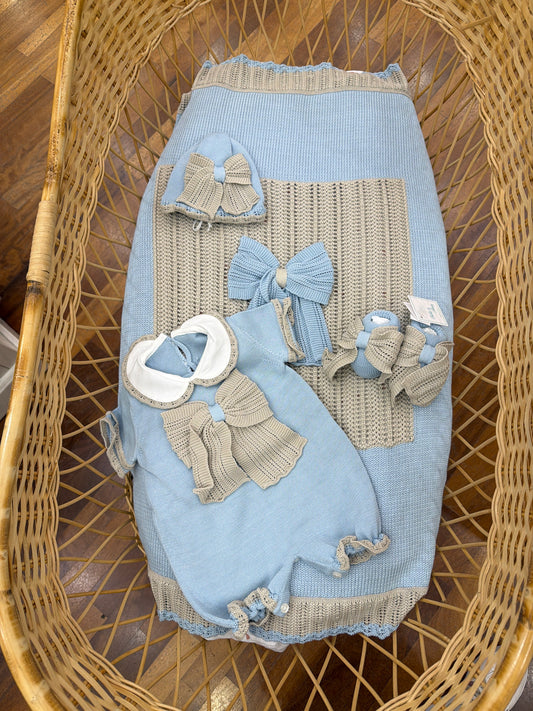 Coordinato nascita Bebè di Almy in filo celeste e tortora con fiocchi lavorazioni traforate su coperta pagliaccetto babbucce e cappello