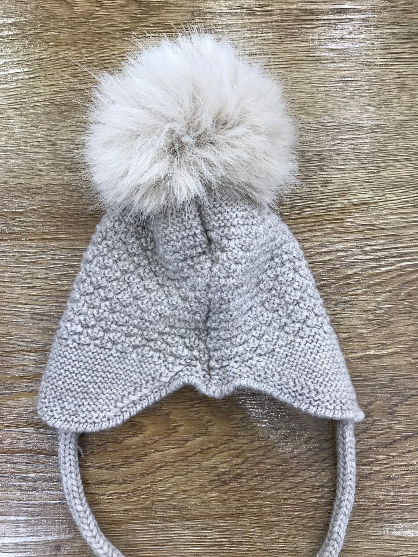 Cappello Paz Rodriguez in lana tortora con pon pon e lacci