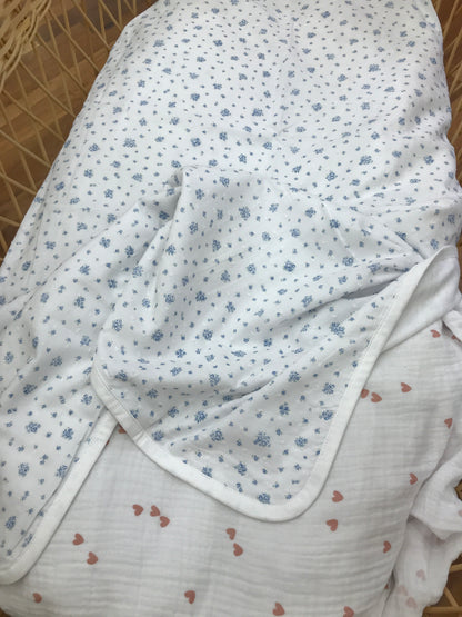 Coperta Laranjinha in cotone bianca con fiorellini celesti