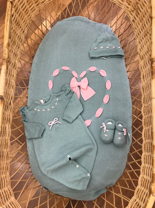 Coordinati nascita Baby Lord in filo verde coperta con passanastro cuore rosa con fiocco tutina cappello e babbucce con rose rosa ricamate