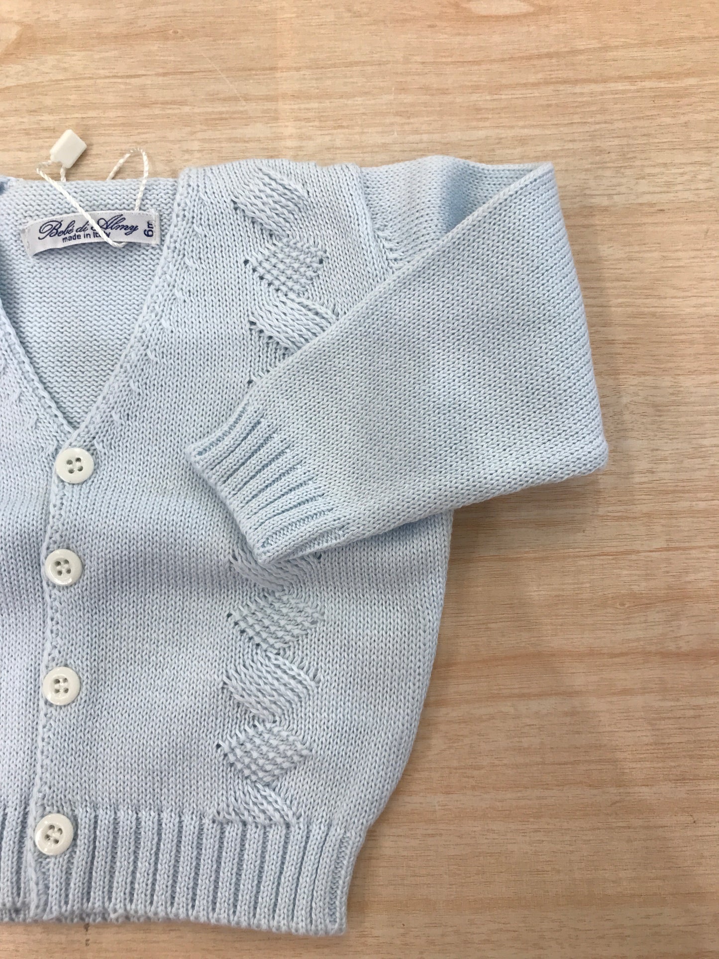 Cardigan Bebè di Almy in filo con lavorazione sul davanti