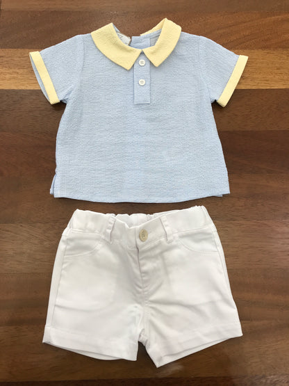 Completo Paz Rodriguez con pantaloncino bianco in cotone con t-shirt a righe celesti e bianche