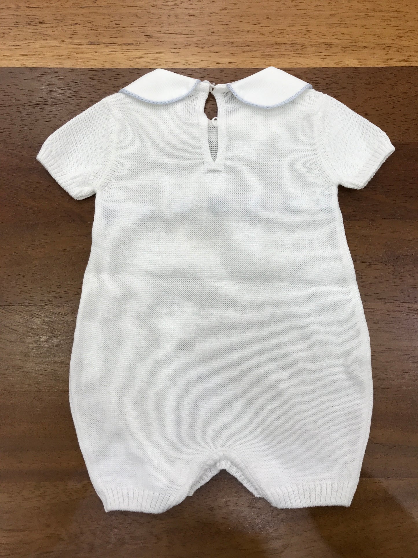 Pagliaccetto Baby Lord in filo bianco mezza manica collo tondo bianco con passanastro celeste sul davanti