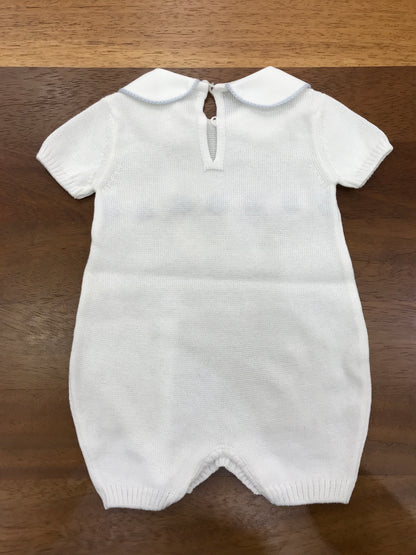 Pagliaccetto Baby Lord in filo bianco mezza manica collo tondo bianco con passanastro celeste sul davanti