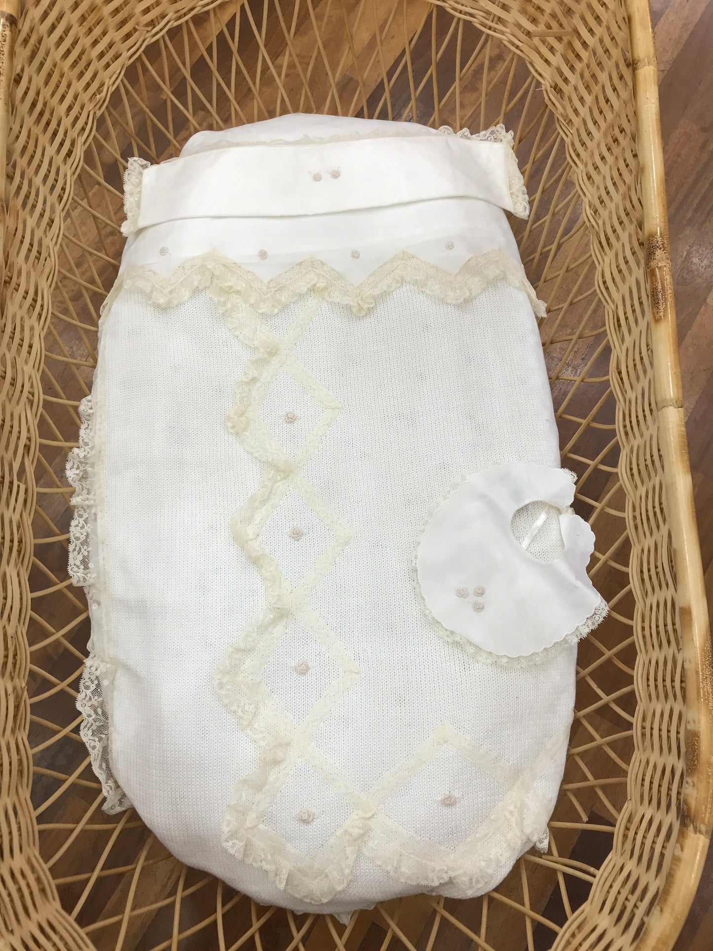 Coordinato Piccola Giuggiola avorio con pizzo ricamato e roselline ricamate a mano