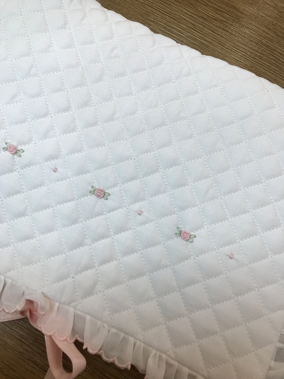 Busta Cambio Pepecè trapuntata con rusche con bordo rosa con piccole roselline e pois ricamati al centro con fiocchetto in raso per chiusura