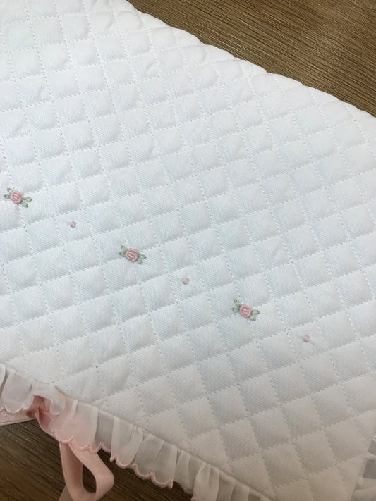 Busta Cambio Pepecè trapuntata con rusche con bordo rosa con piccole roselline e pois ricamati al centro con fiocchetto in raso per chiusura