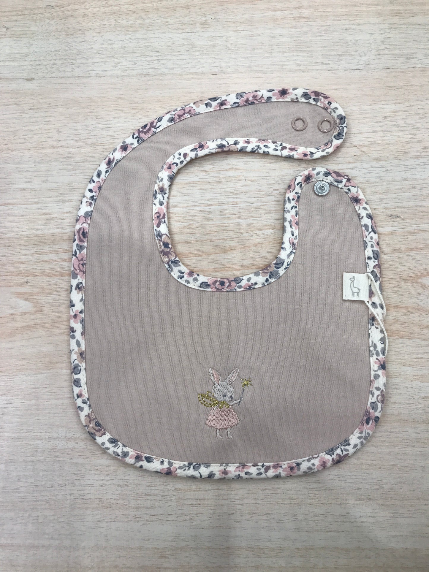 Bavetta Baby Gi in cotone rosa antico con bordo floreale e coniglietta ricamata al centro