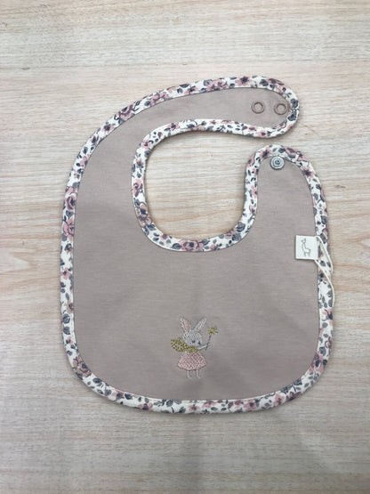 Bavetta Baby Gi in cotone rosa antico con bordo floreale e coniglietta ricamata al centro