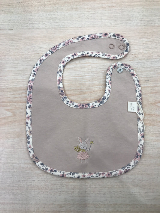 Bavetta Baby Gi in cotone rosa antico con bordo floreale e coniglietta ricamata al centro