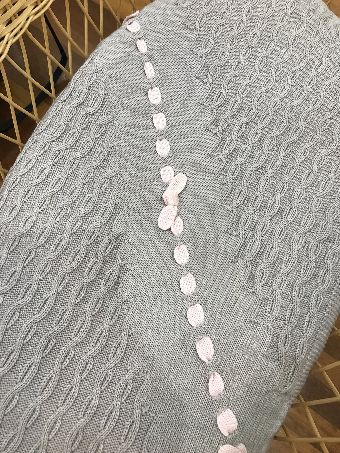 Coperta Le Dodò in lana tortora con lavorazione a maglia con passanastro rosa