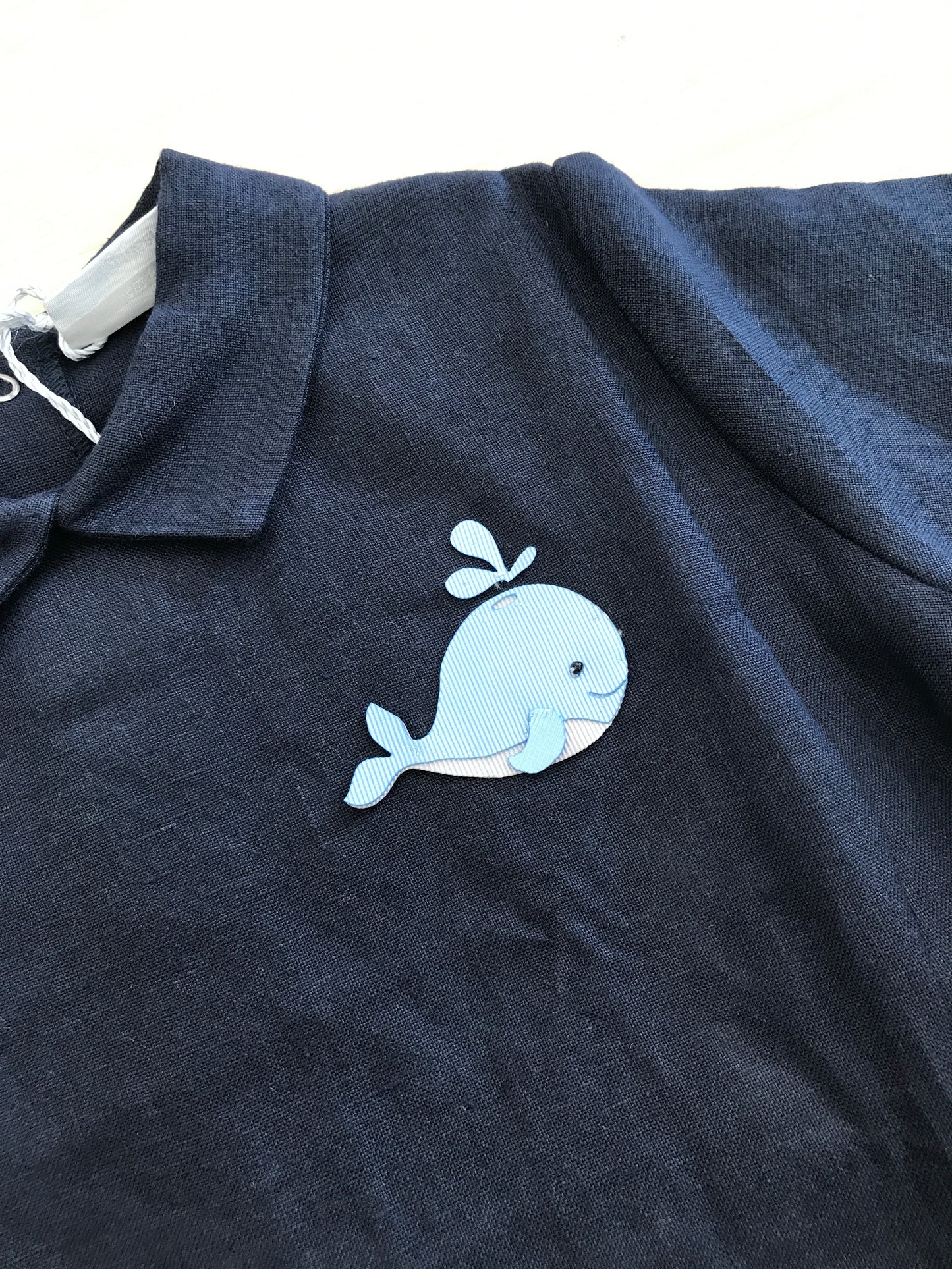 Pagliaccetto Story Loris in lino blu scuro mezza manica con balena celeste applicata lateralmente