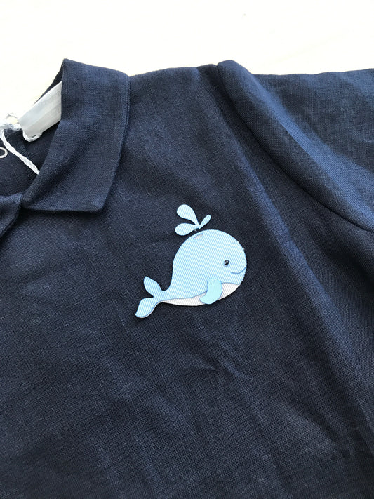 Pagliaccetto Story Loris in lino blu scuro mezza manica con balena celeste applicata lateralmente