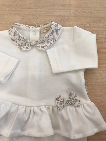 Tutina Baby Gi in cotone due pezzi manica lunga con piedini decorati da fiorellini rusche colletto con fiorellini e fiocchetto laterale in basso