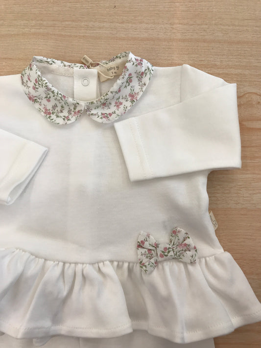 Tutina Baby Gi in cotone due pezzi manica lunga con piedini decorati da fiorellini rusche colletto con fiorellini e fiocchetto laterale in basso