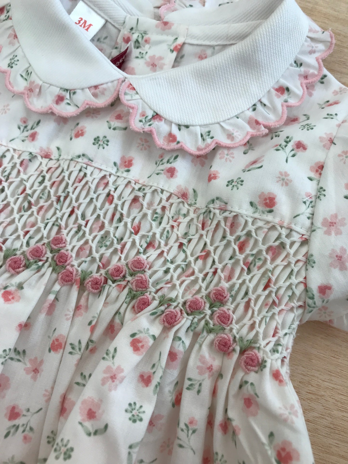Pagliaccetto Les Enfants de Gisele in cotone mezza manica a sbuffo con colletto smerlato con fiorellini rosa e verdi