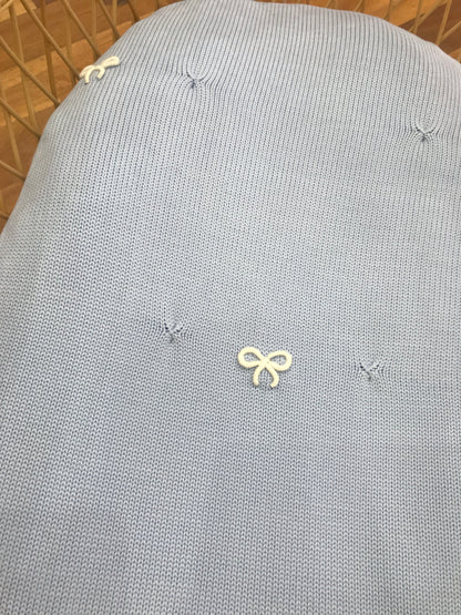Coperta Bebè di Almy in lana celeste con punto gambero panna e piccoli fiocchetti panna ricamati sul davanti