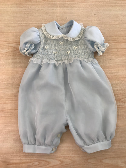 Pagliaccetto Piccola Giuggiola in organza in seta manica a sbuffo con corpetto lavorato da punto smock e nodi d'amore con applicazioni di valacienne