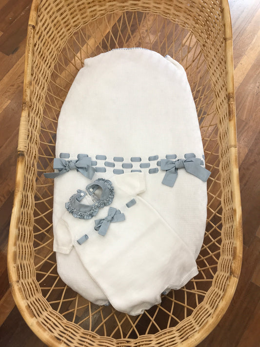 Coordinato nascita Colibrì in filo bianco e celeste con passanastro su coperta e tutina