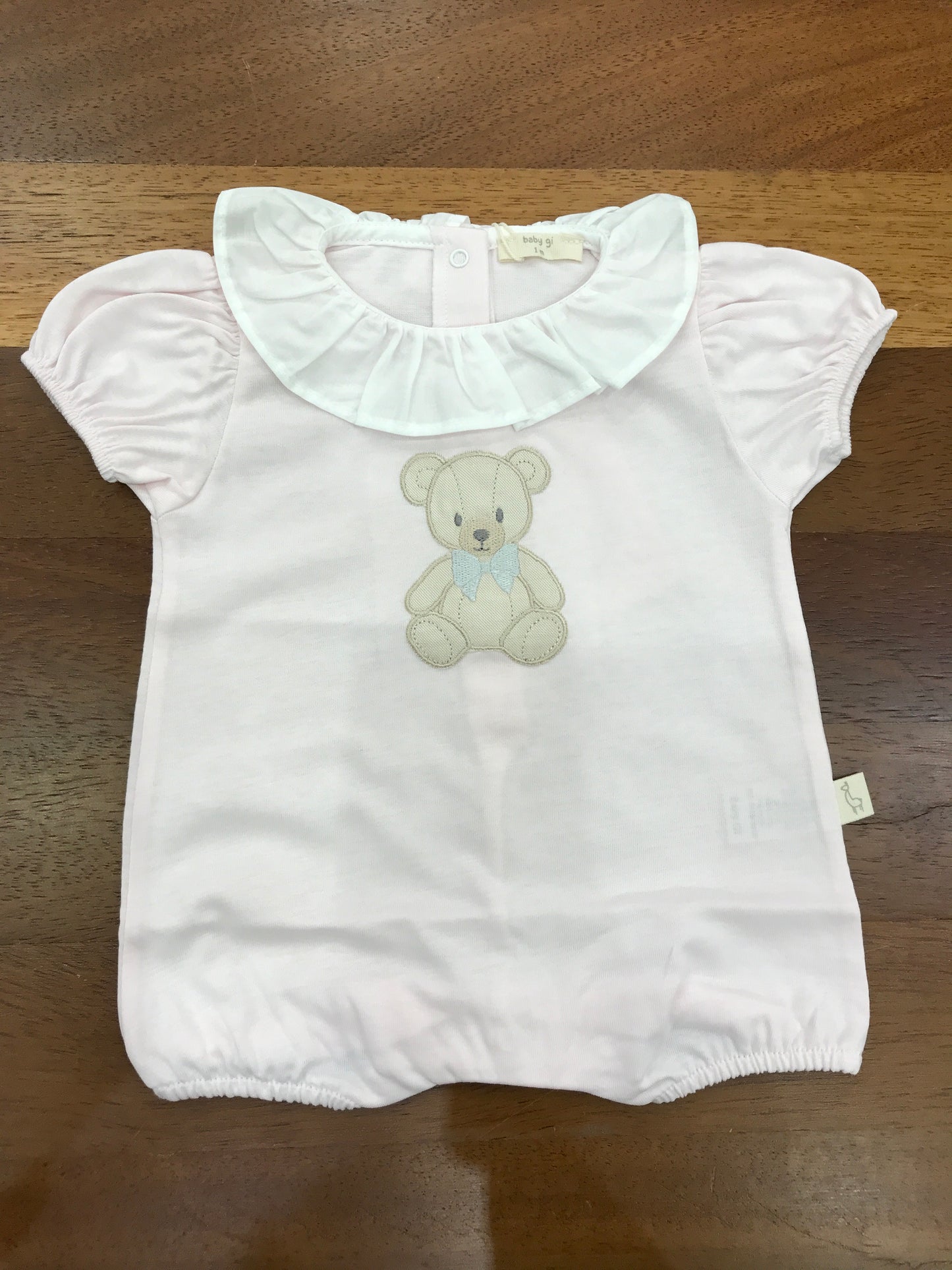 Pagliaccetto Baby Gi in cotone rosa corto mezza manica a sbuffo con con collo con rusche bianca con orsetto centrale