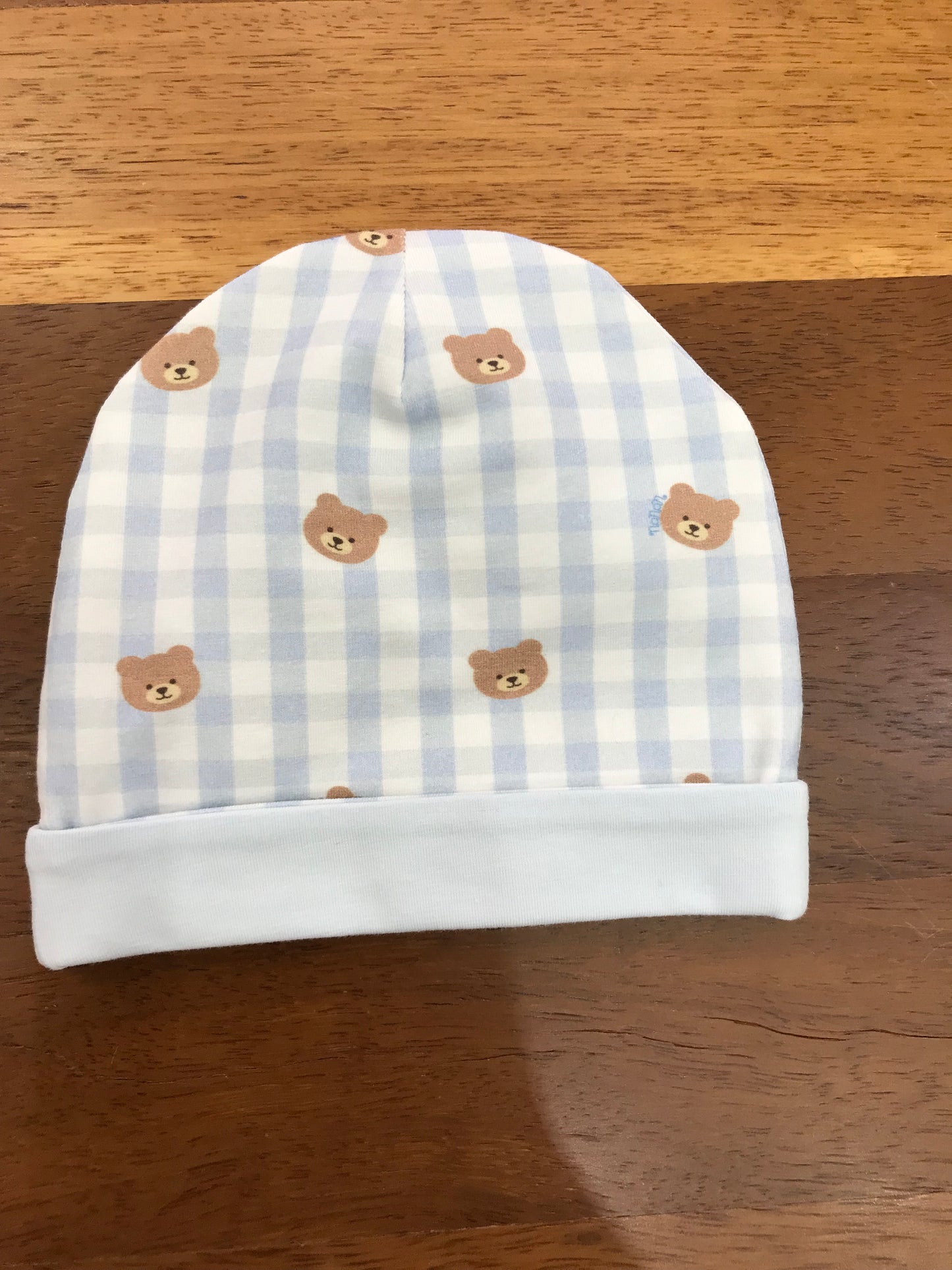 Cappello Nanan in cotone con risvolto a quadretti bianchi e celesti con orsetti