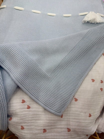 Coperta Baby Lord in filo celeste con passanastro bianco con nappina sul davanti